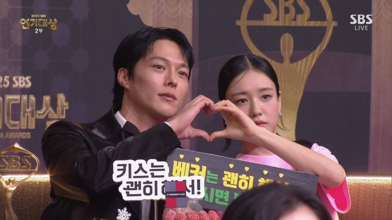 Cặp đôi ngôn tình công khai tình tứ quá mức cho phép ngay trên sóng trực tiếp, 2 anh chị yêu nhau thật đấy à?