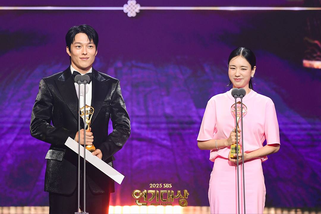 Cặp đôi ngôn tình công khai tình tứ quá mức cho phép ngay trên sóng trực tiếp, 2 anh chị yêu nhau thật đấy à?