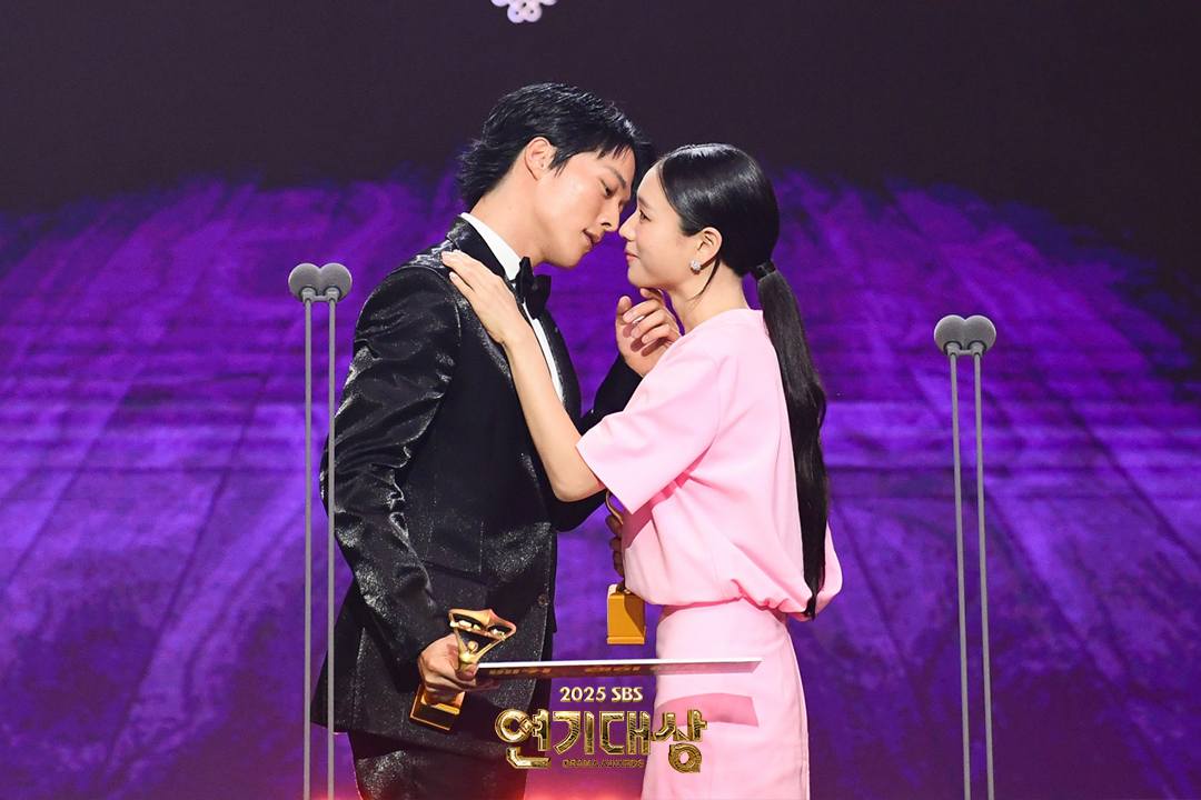 Cặp đôi ngôn tình công khai tình tứ quá mức cho phép ngay trên sóng trực tiếp, 2 anh chị yêu nhau thật đấy à?