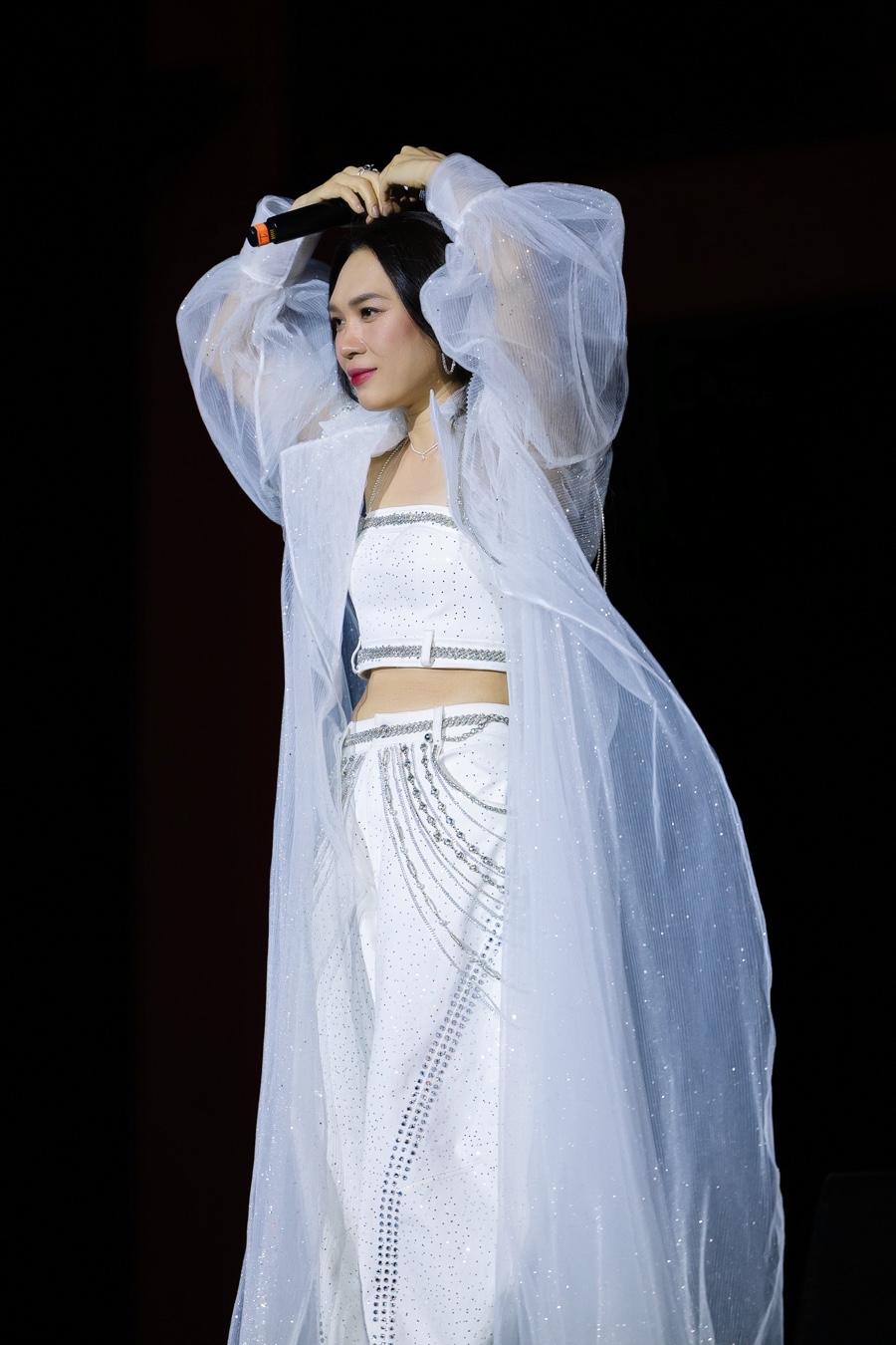 Mỹ Tâm cởi phăng áo khoe trọn visual nữ thần, set diễn đỉnh cao “tiễn” 2025 tại HOZO CITY TẾT FEST