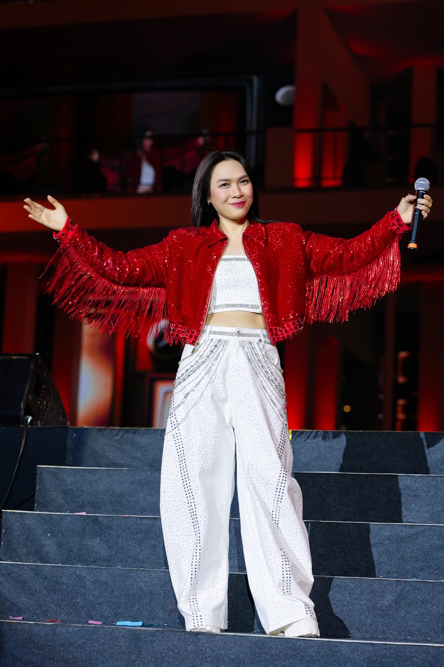 Mỹ Tâm cởi phăng áo khoe trọn visual nữ thần, set diễn đỉnh cao “tiễn” 2025 tại HOZO CITY TẾT FEST