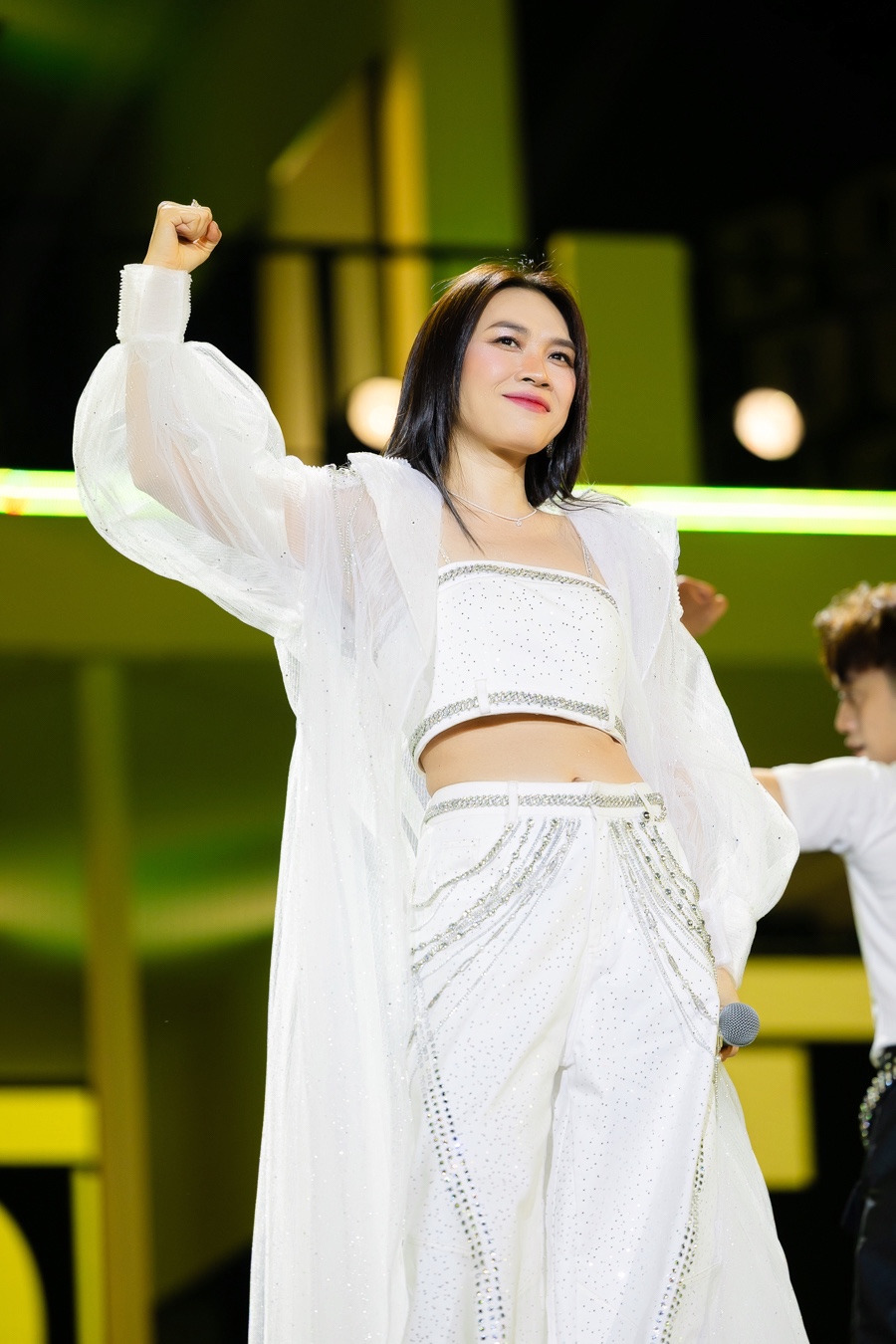 Mỹ Tâm cởi phăng áo khoe trọn visual nữ thần, set diễn đỉnh cao “tiễn” 2025 tại HOZO CITY TẾT FEST