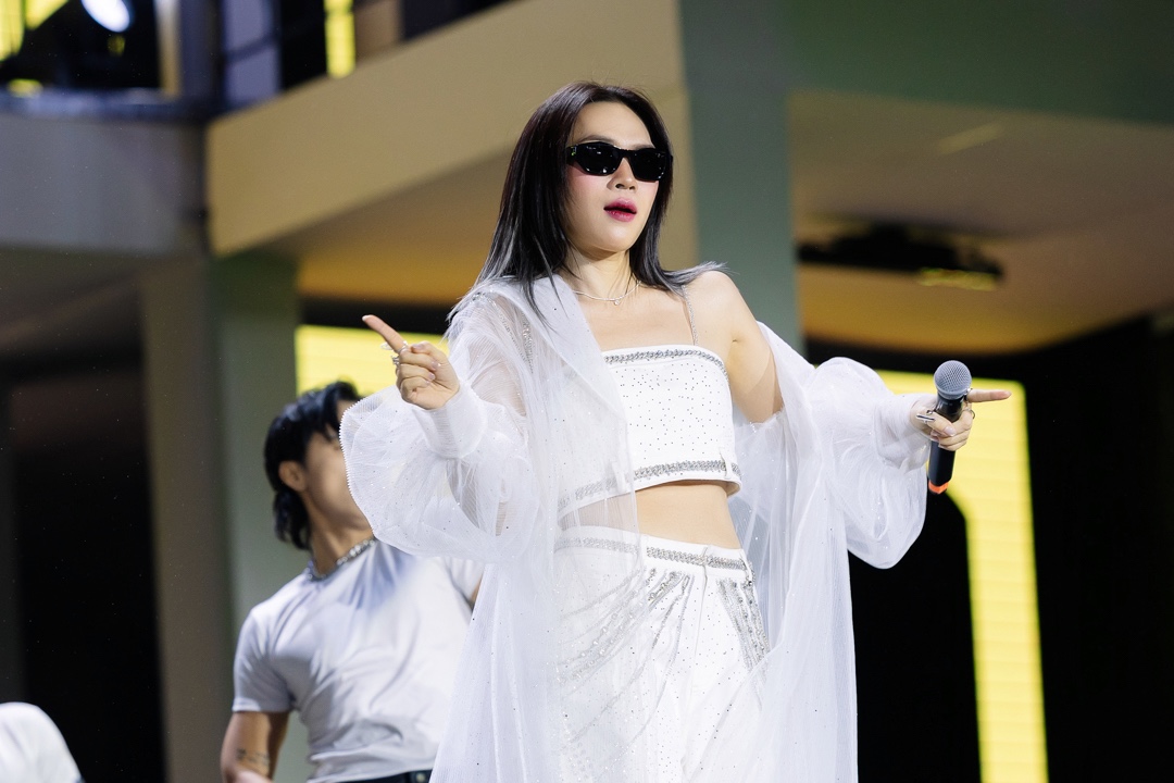 Mỹ Tâm cởi phăng áo khoe trọn visual nữ thần, set diễn đỉnh cao “tiễn” 2025 tại HOZO CITY TẾT FEST