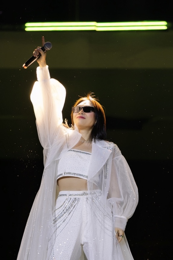 Mỹ Tâm cởi phăng áo khoe trọn visual nữ thần, set diễn đỉnh cao “tiễn” 2025 tại HOZO CITY TẾT FEST