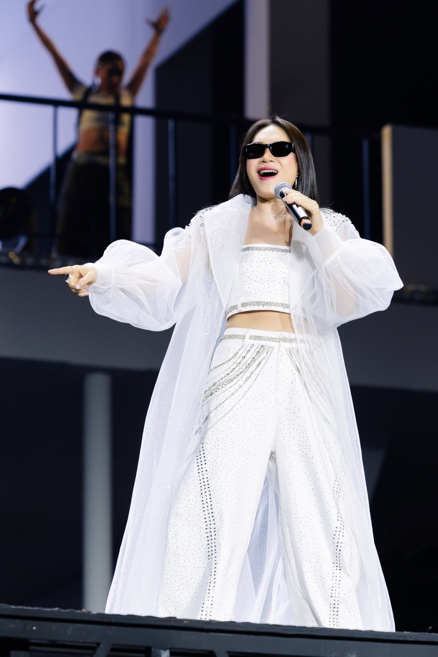 Mỹ Tâm cởi phăng áo khoe trọn visual nữ thần, set diễn đỉnh cao “tiễn” 2025 tại HOZO CITY TẾT FEST