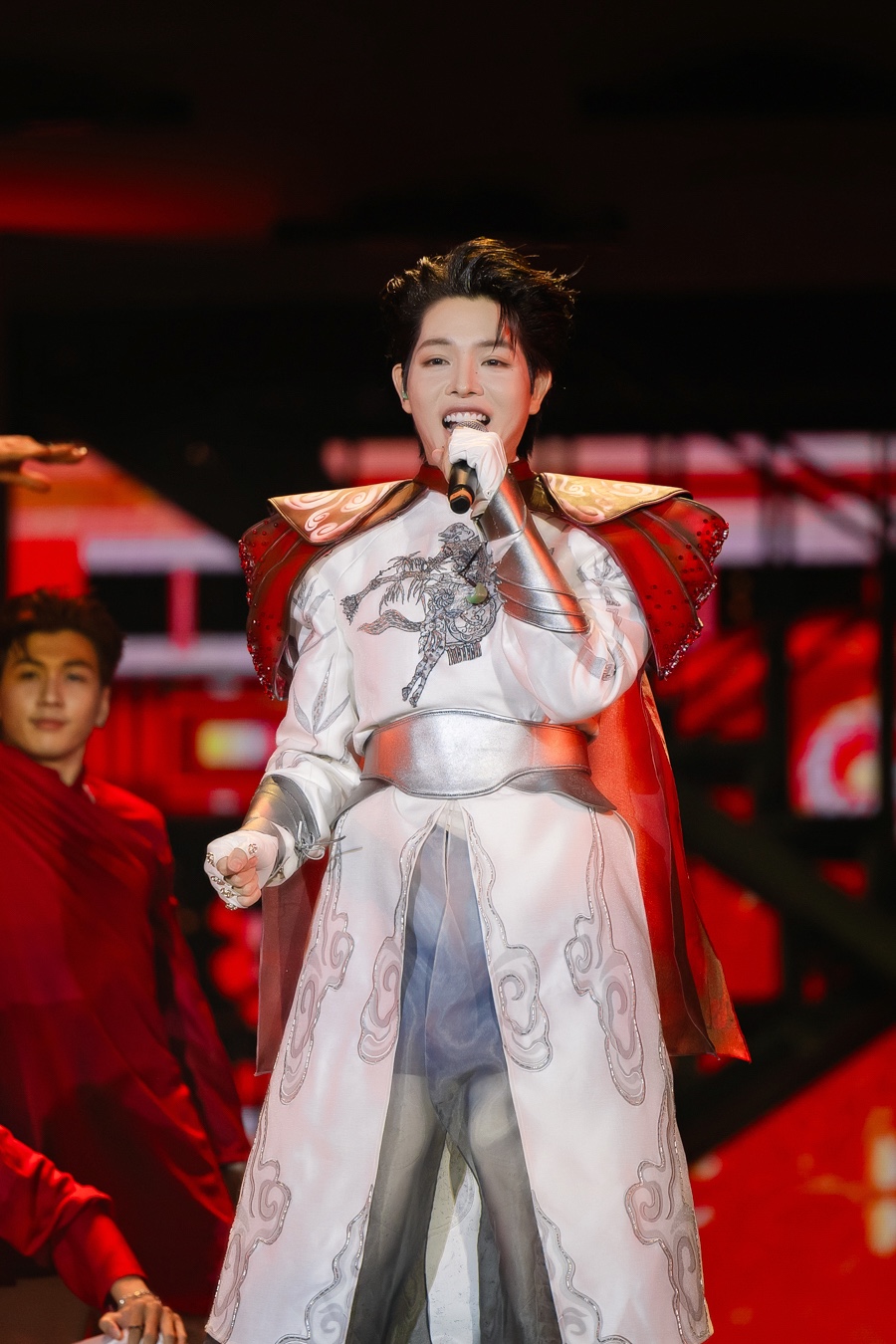 Đức Phúc nhanh chóng làm nóng không gian với loạt ca khúc được làm mới qua các bản mashup