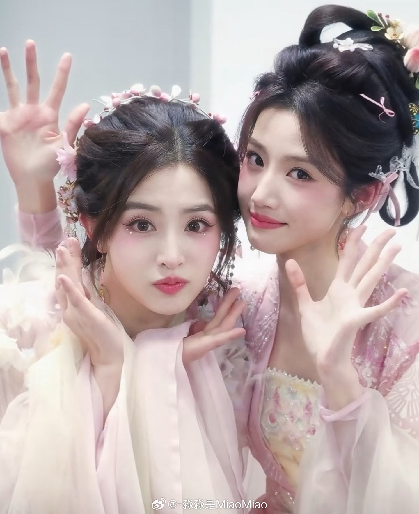 Lư Dục Hiểu (phải) song ca với Trương Hàm Vận gây chú ý vì cả hai quá xinh đẹp, đáng yêu