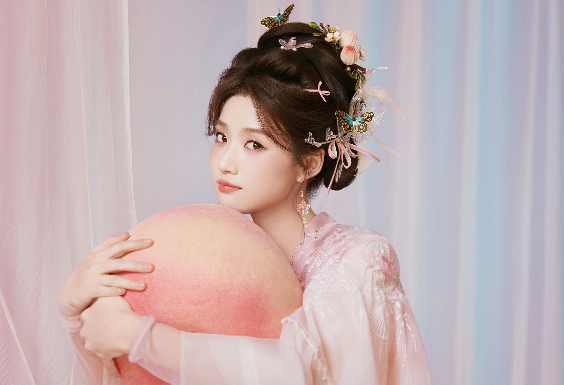 Bộ ảnh của Lư Dục Hiểu gây sốt trên các trang mạng xã hội Trung Quốc