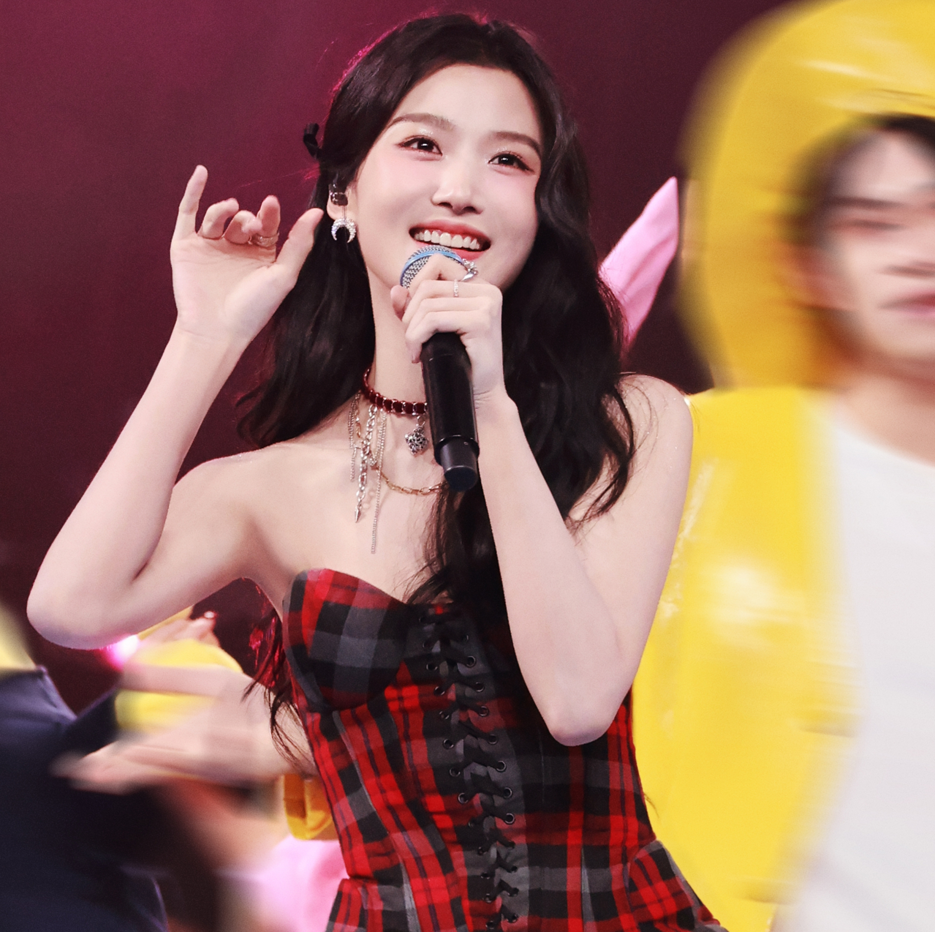 Lư Dục Hiểu còn làm khách mời biểu diễn trên đài Đông Phương, Trung Quốc