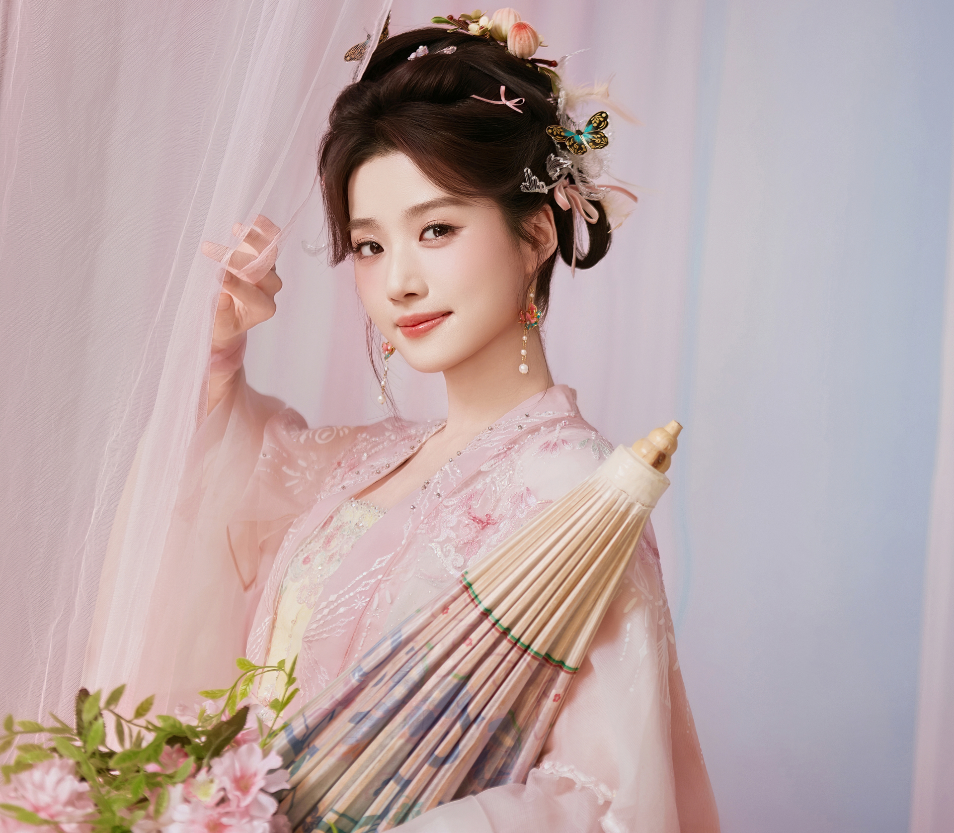 Lư Dục Hiểu hóa thân thành tiên nữ Ma Cô, đại diện cho sự trường thọ, người thường xuất hiện trên đĩa sứ 