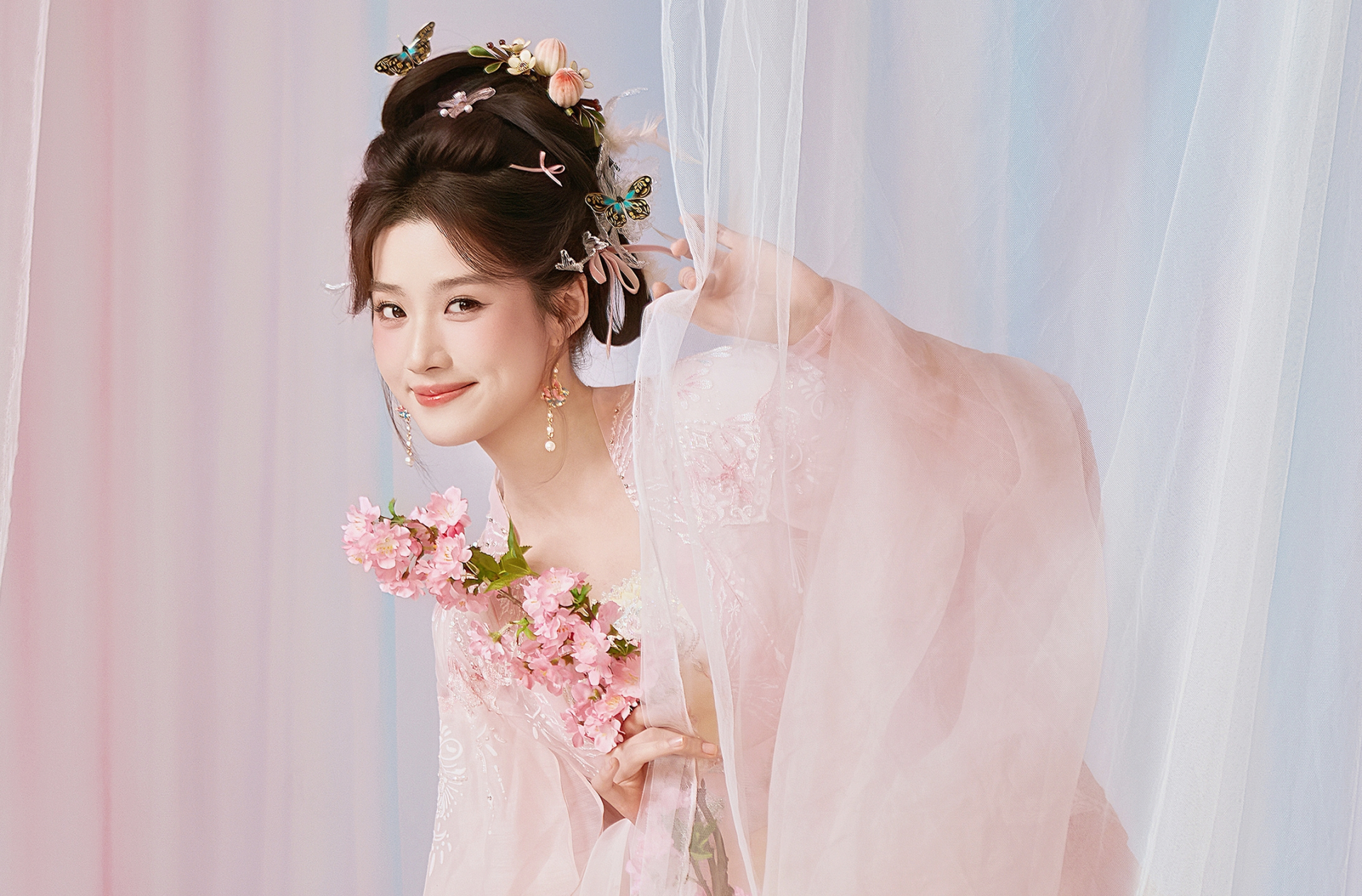 Lư Dục Hiểu có vẻ đẹp dễ mến, trong sáng, được đánh giá rất hợp với tạo hình cổ trang