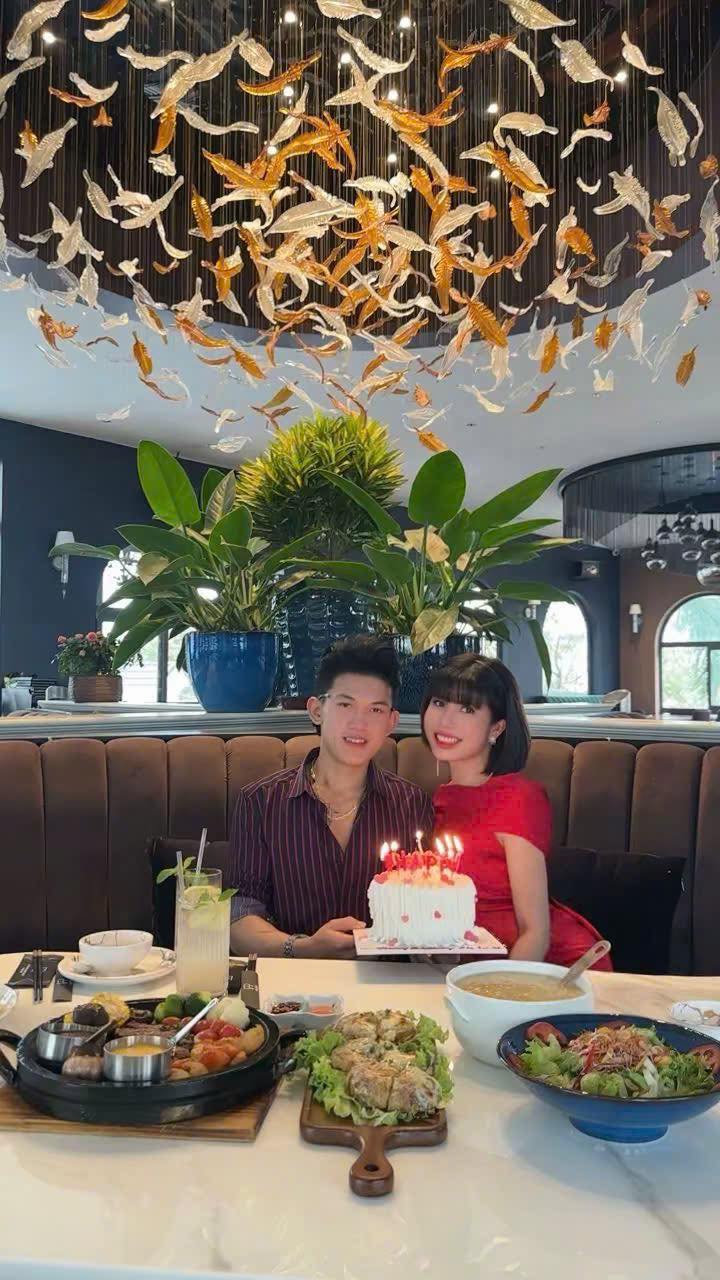 Cặp đôi chia sẻ nhiều khoảnh khắc hạnh phúc trên MXH