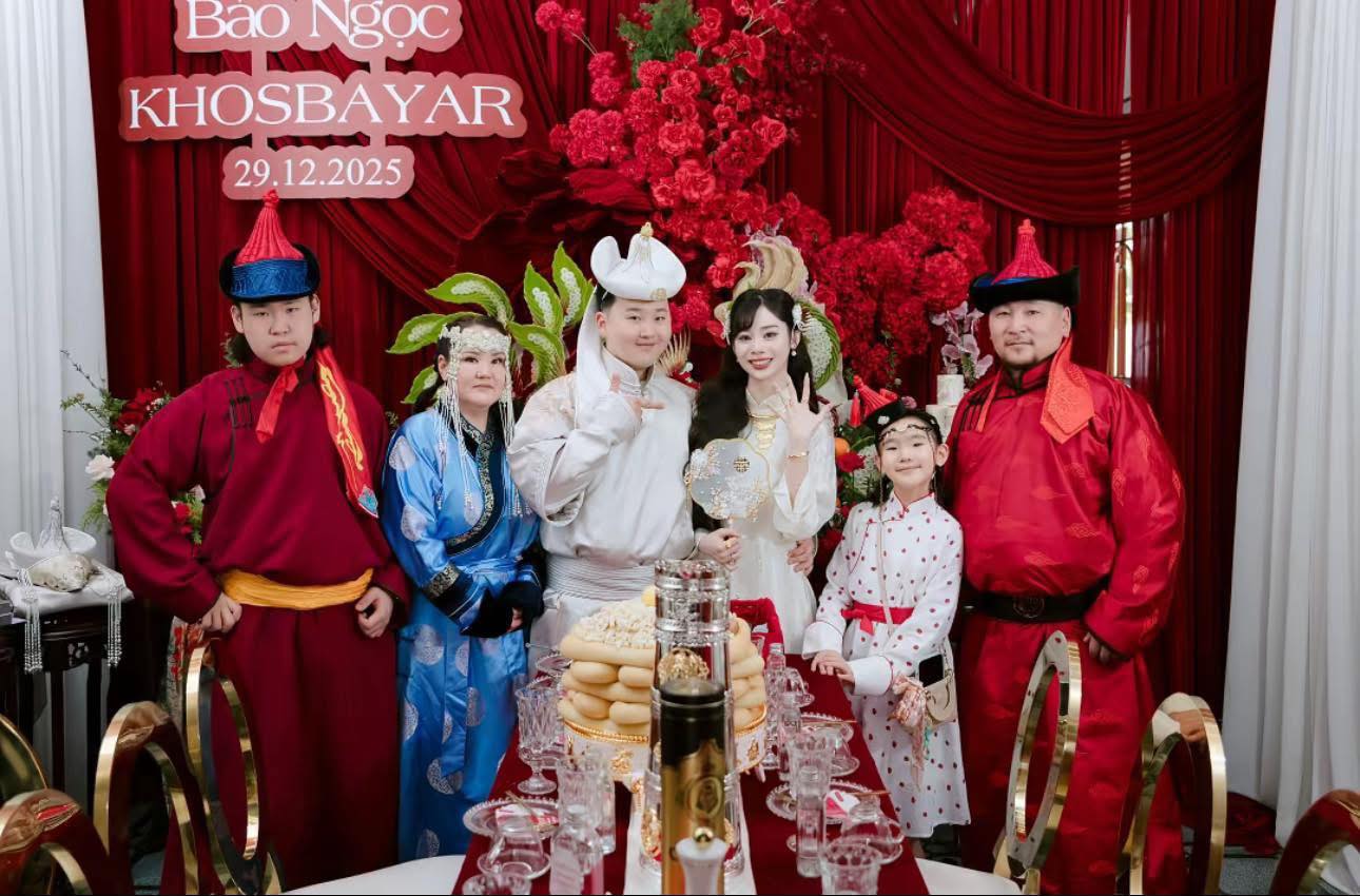 Đám hỏi dâu Việt - rể Mông Cổ hot nhất MXH lúc này, nhà trai gây chú ý với tháp bánh lạ trên bàn lễ