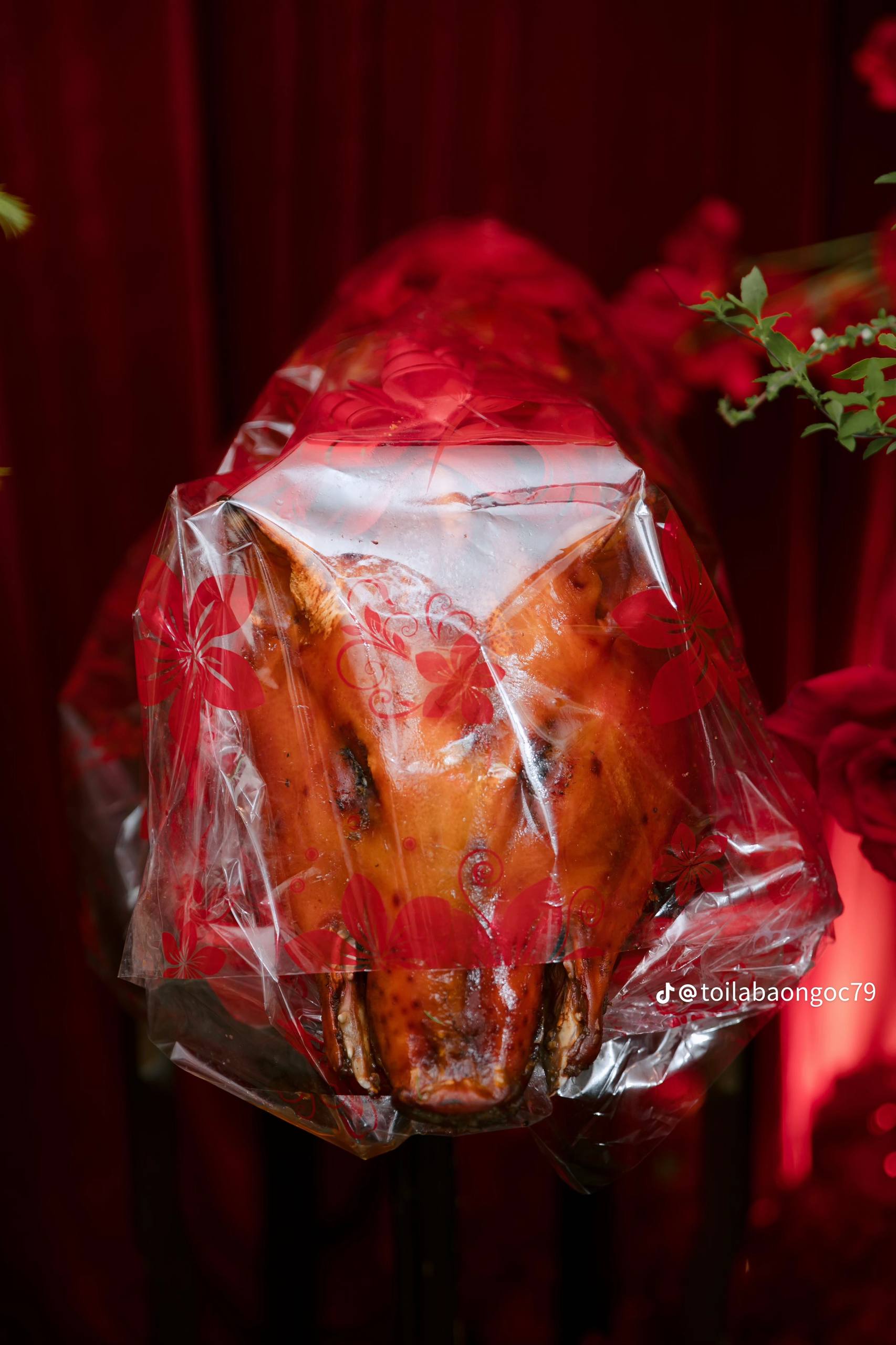 Đám hỏi dâu Việt - rể Mông Cổ hot nhất MXH lúc này, nhà trai gây chú ý với tháp bánh lạ trên bàn lễ