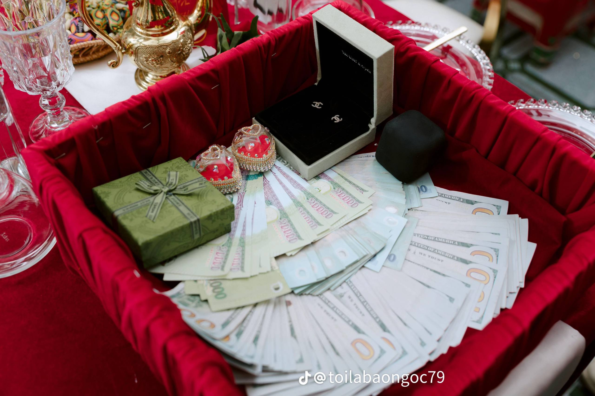 Đám hỏi dâu Việt - rể Mông Cổ hot nhất MXH lúc này, nhà trai gây chú ý với tháp bánh lạ trên bàn lễ