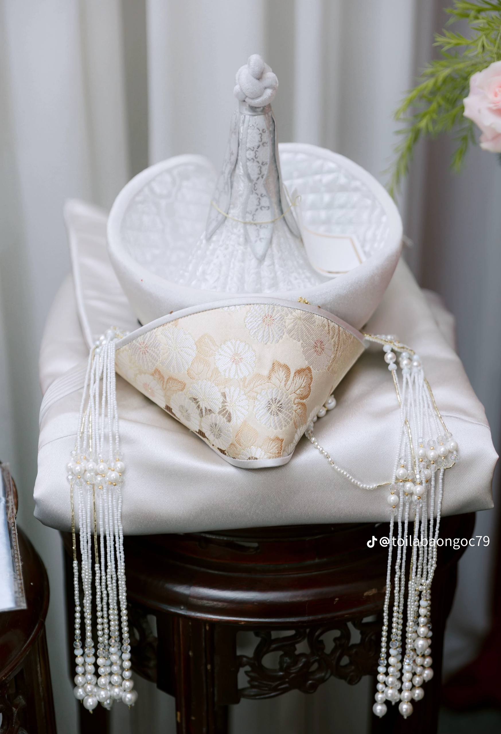 Đám hỏi dâu Việt - rể Mông Cổ hot nhất MXH lúc này, nhà trai gây chú ý với tháp bánh lạ trên bàn lễ