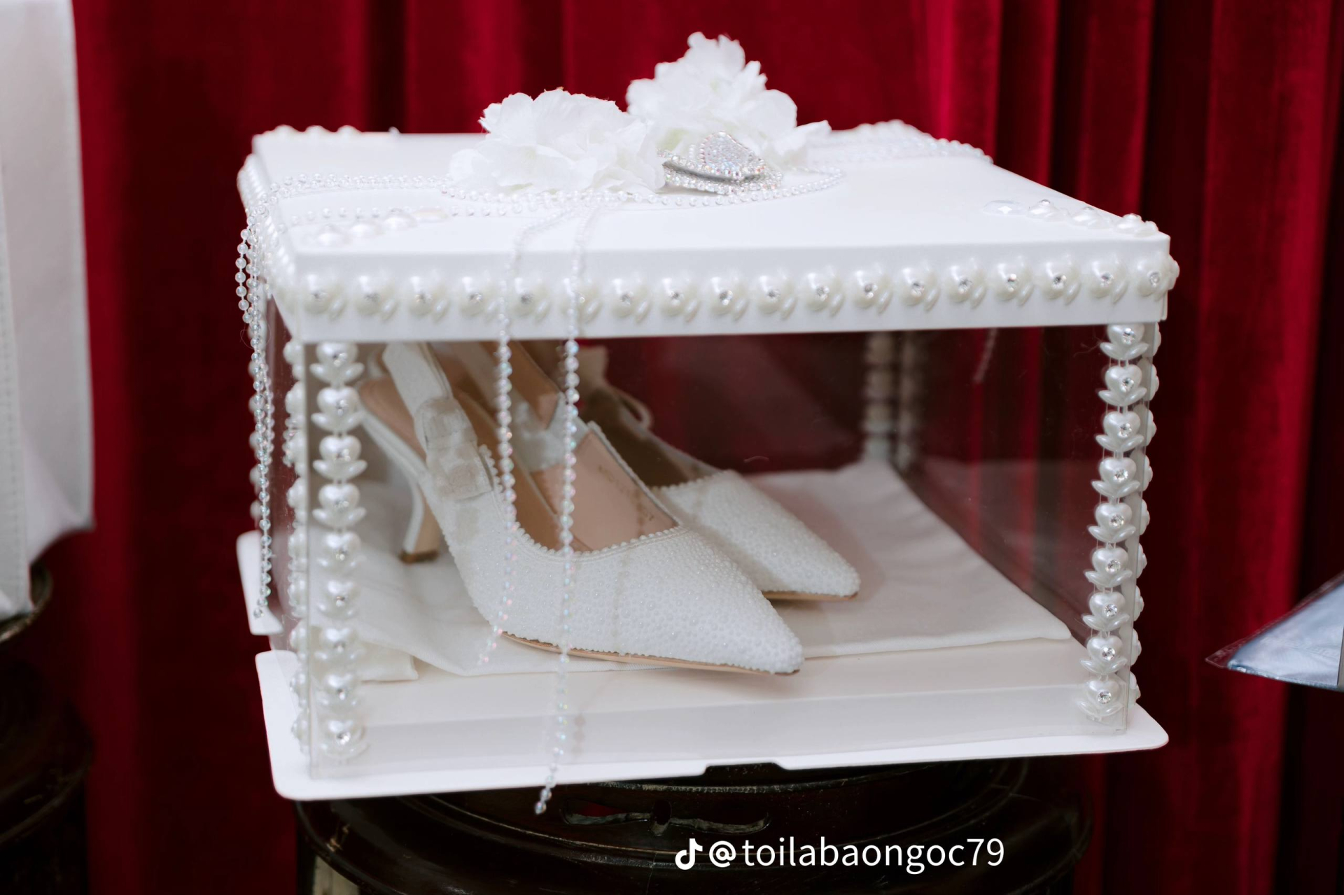 Đám hỏi dâu Việt - rể Mông Cổ hot nhất MXH lúc này, nhà trai gây chú ý với tháp bánh lạ trên bàn lễ