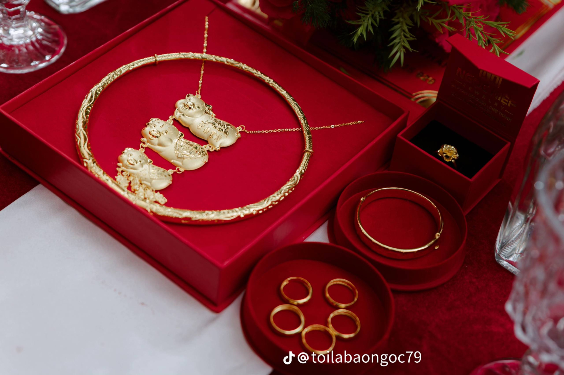 Đám hỏi dâu Việt - rể Mông Cổ hot nhất MXH lúc này, nhà trai gây chú ý với tháp bánh lạ trên bàn lễ