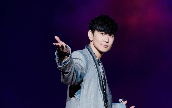 Lâm Tuấn Kiệt còn xây dựng hình ảnh một nghệ sĩ điềm đạm, kín tiếng đời tư và luôn giữ mối quan hệ gắn bó chặt chẽ với người hâm mộ