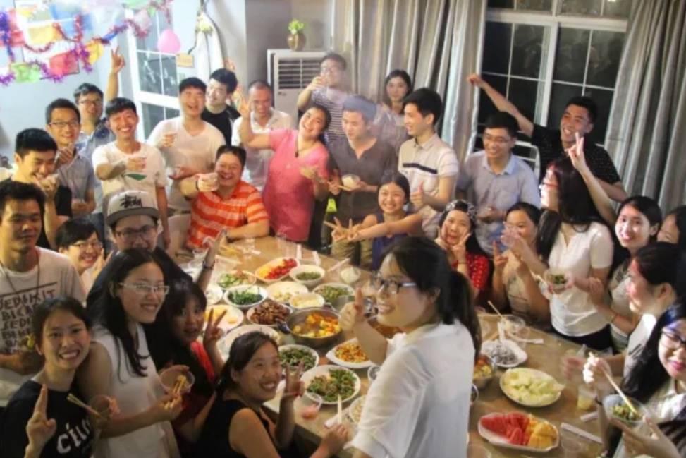 Buổi họp lớp năm ấy, dù bắt đầu bằng cảm giác phân biệt vô hình, cuối cùng lại khép lại bằng một bài học sâu sắc. (Ảnh: Sohu)