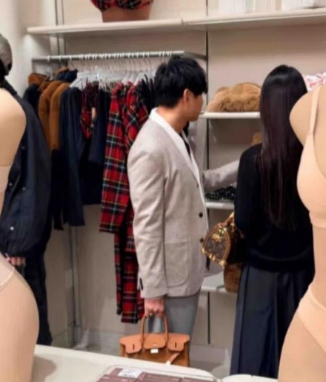 Đầu năm “căng đét”: Nam ca sĩ J. bị thoát fan, FC yêu cầu xin lỗi công khai