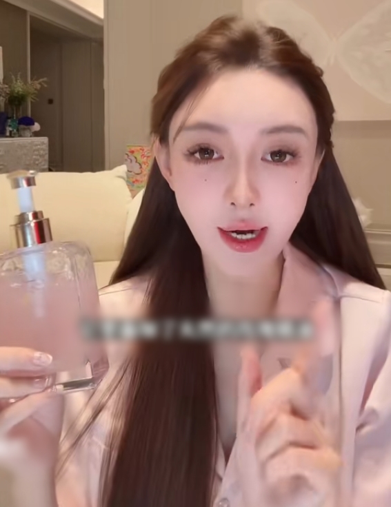 Diệp Kha livestream bán hàng.