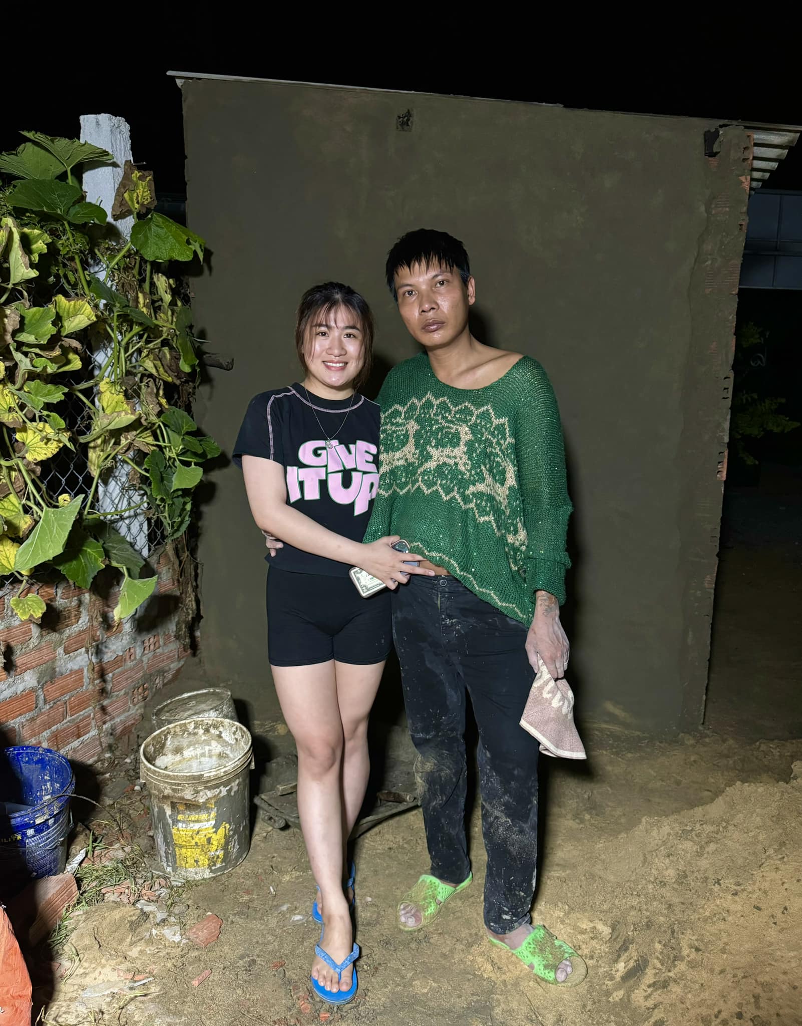 Kim Thủy cũng làm các content, quay vlogs trên các nền tảng MXH cùng chồng. Nguồn: Lộc Fuho.