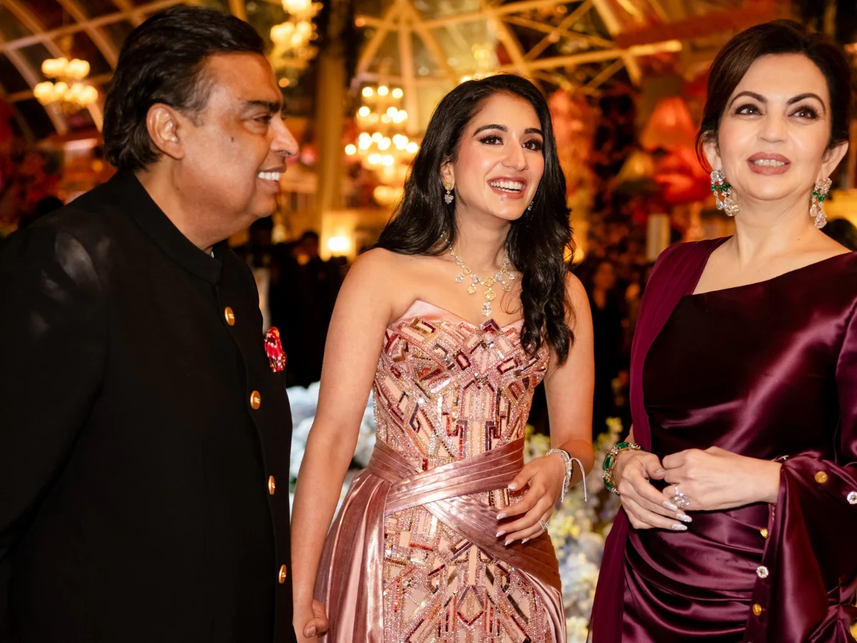 Cô con dâu nhà tỷ phú (ở giữa) đang là tâm điểm chú ý thời gian gần đây trên MXH.