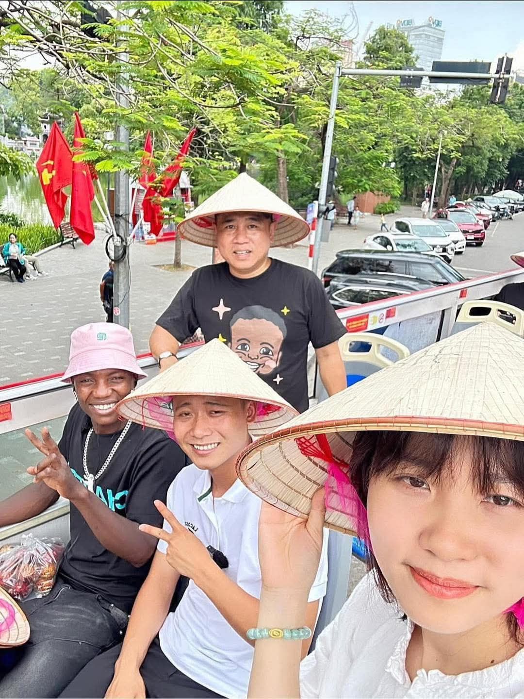 Lindo cùng với Quang Linh Vlogs, Nhật Lệ, Tiến Nguyễn trong lần về Việt Nam trước đây (Ảnh: FBNV)