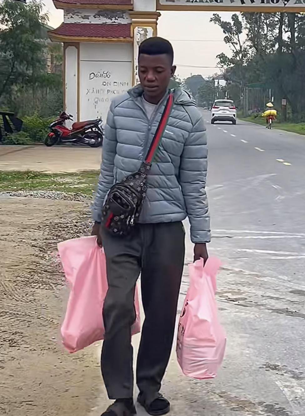 Lindo trong đoạn clip đứng trước cổng xã Phúc Thọ (cũ) - đoạn đi vào nhà Quang Linh Vlogs (Ảnh chụp màn hình)