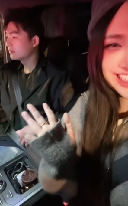 Cô gái người Việt có tài khoản TikTok tên Dương Tỷ Di cũng thu hút sự chú ý với clip review dịch vụ thuê bạn trai tại Trung Quốc