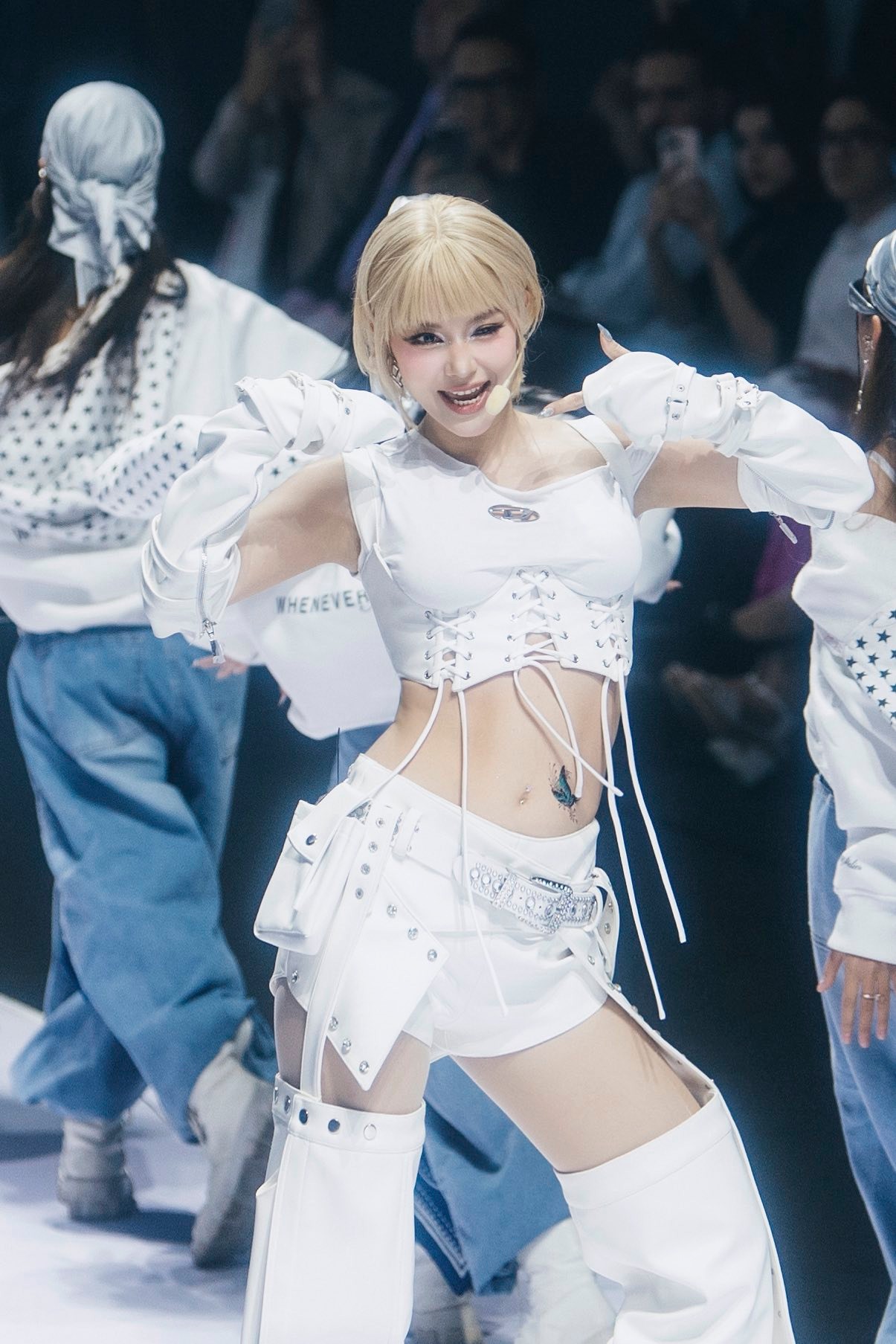 Diện mạo mới của Minh Hằng cùng mái tóc ngắn nhuộm sáng cũng khiến khán giả bất ngờ (Ảnh: FBNV)