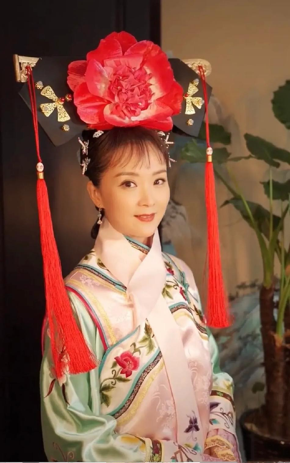  Người đẹp từng có màn tái hiện lại vai diễn Tình Nhi Cách Cách và được khen ngợi vẫn rất trẻ trung dù đã hơn 50 tuổi.