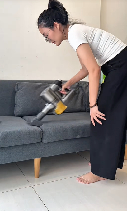 Công việc của cô là dọn dẹp, giặt giũ, nấu ăn cho nhà chủ