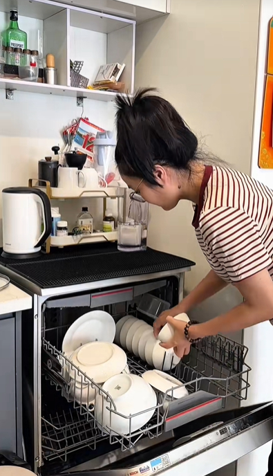 Cô cũng cho biết nhiều gia đình có điều kiện, mua đầy đủ máy móc nên việc dọn dẹp cũng không quá vất vả