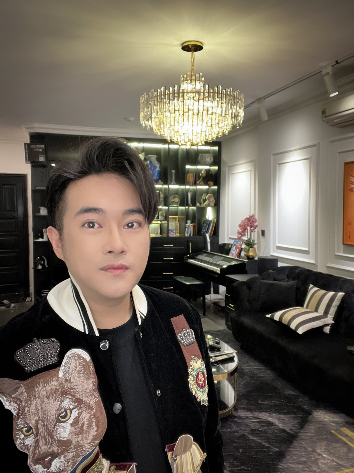  “Thiên Lôi xấu nhất Táo Quân” sống trong căn hộ cao cấp 200m2, mặt thật ở tuổi 45 gây choáng