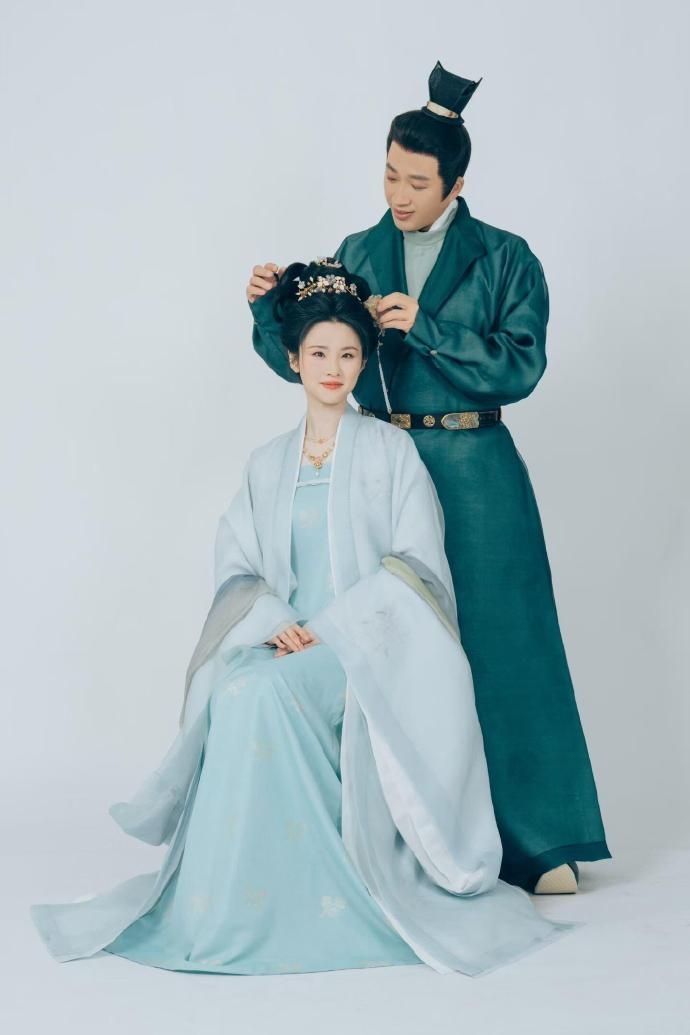 Hai người vào vai vợ chồng và thậm chí còn có cảnh hôn với nhau.