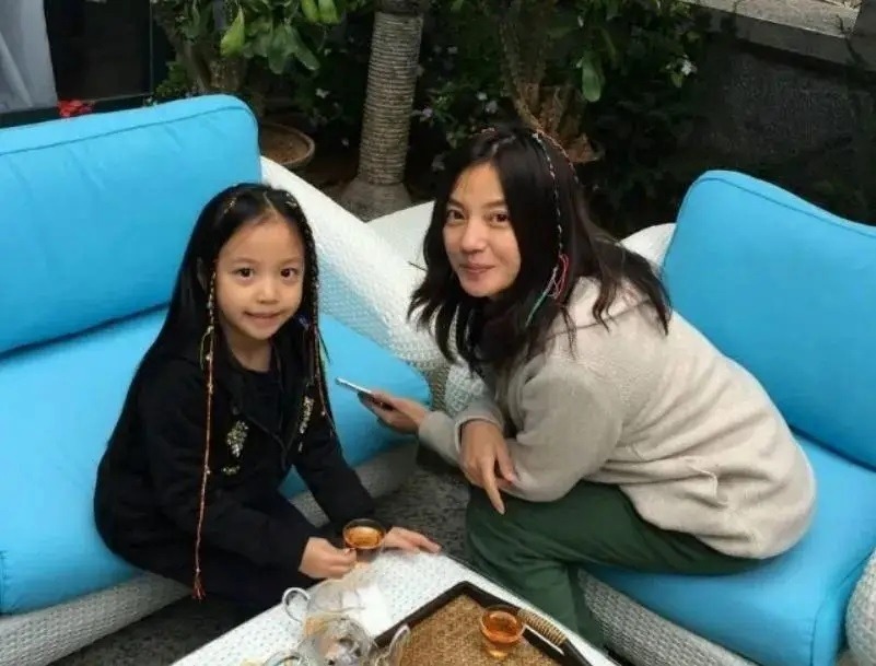 Tiểu Tứ Nguyệt được bố mẹ nuôi dưỡng, giáo dục trong môi trường tốt nhất ngay từ bé. Ảnh: Sohu. 