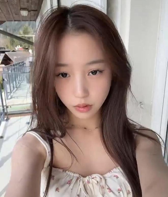 Tiểu Tứ Nguyệt có gương mặt khả ái, vóc dáng cao ráo. Càng lớn con gái nữ diễn viên Hoàn Châu Cách Cách được nhận xét giống bố doanh nhân hơn mẹ minh tinh. Ảnh: Sina.