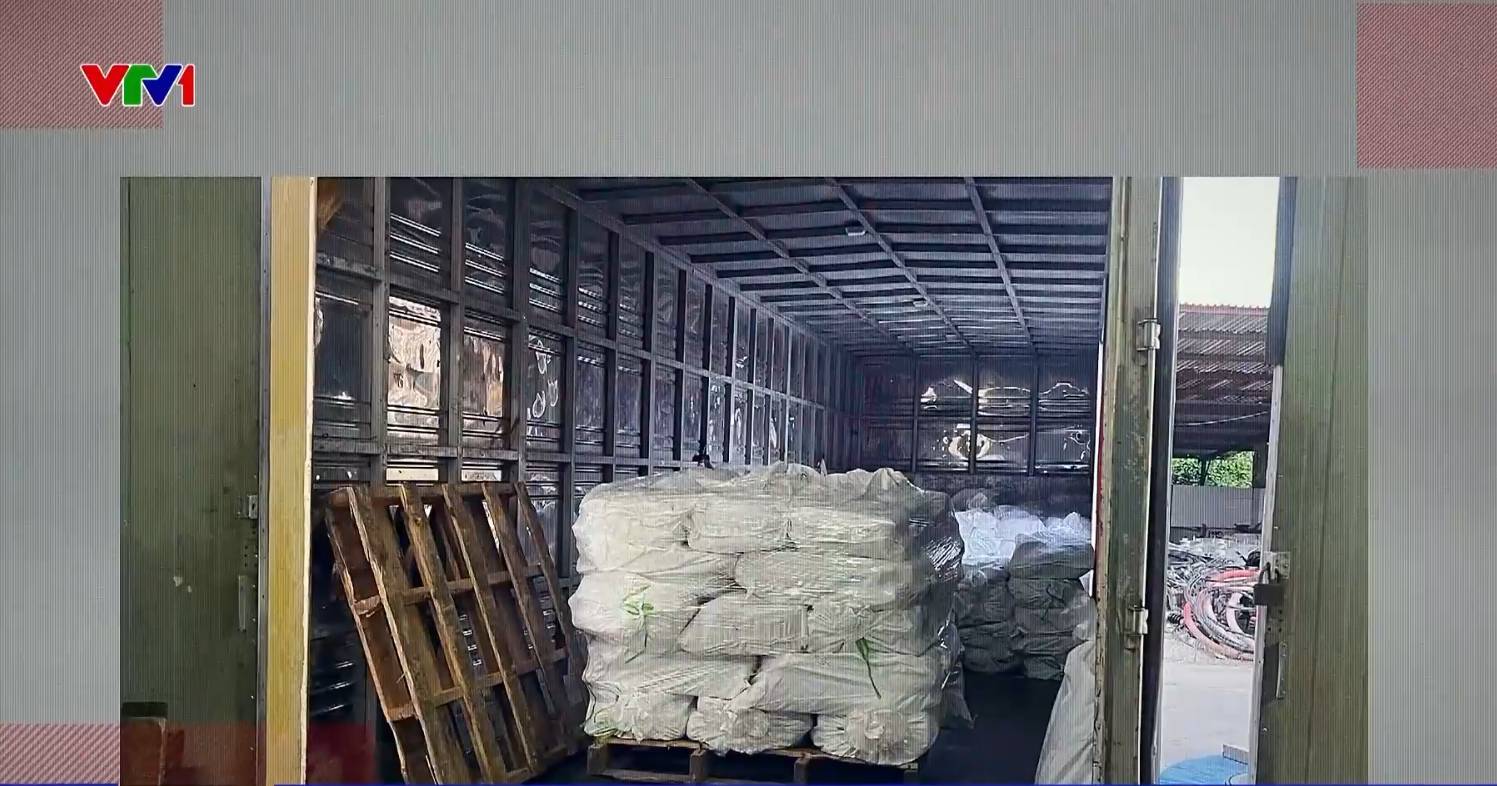 Tại doanh nghiệp này, cơ quan công an xác định tổng số thịt bị nhiễm dịch gồm thịt tồn trong kho, thịt đã chế biến thành thịt hộp và thịt mới giết mổ vừa vận chuyển đến. Có khoảng gần 2 tấn đã chế biến thành thịt hộp.  (Ảnh: VTV1)