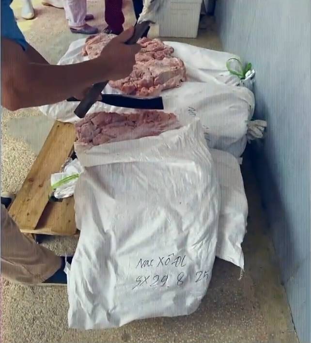 Những tảng thịt đông lạnh được đựng trong những túi bao tải  (Ảnh: VTV1)