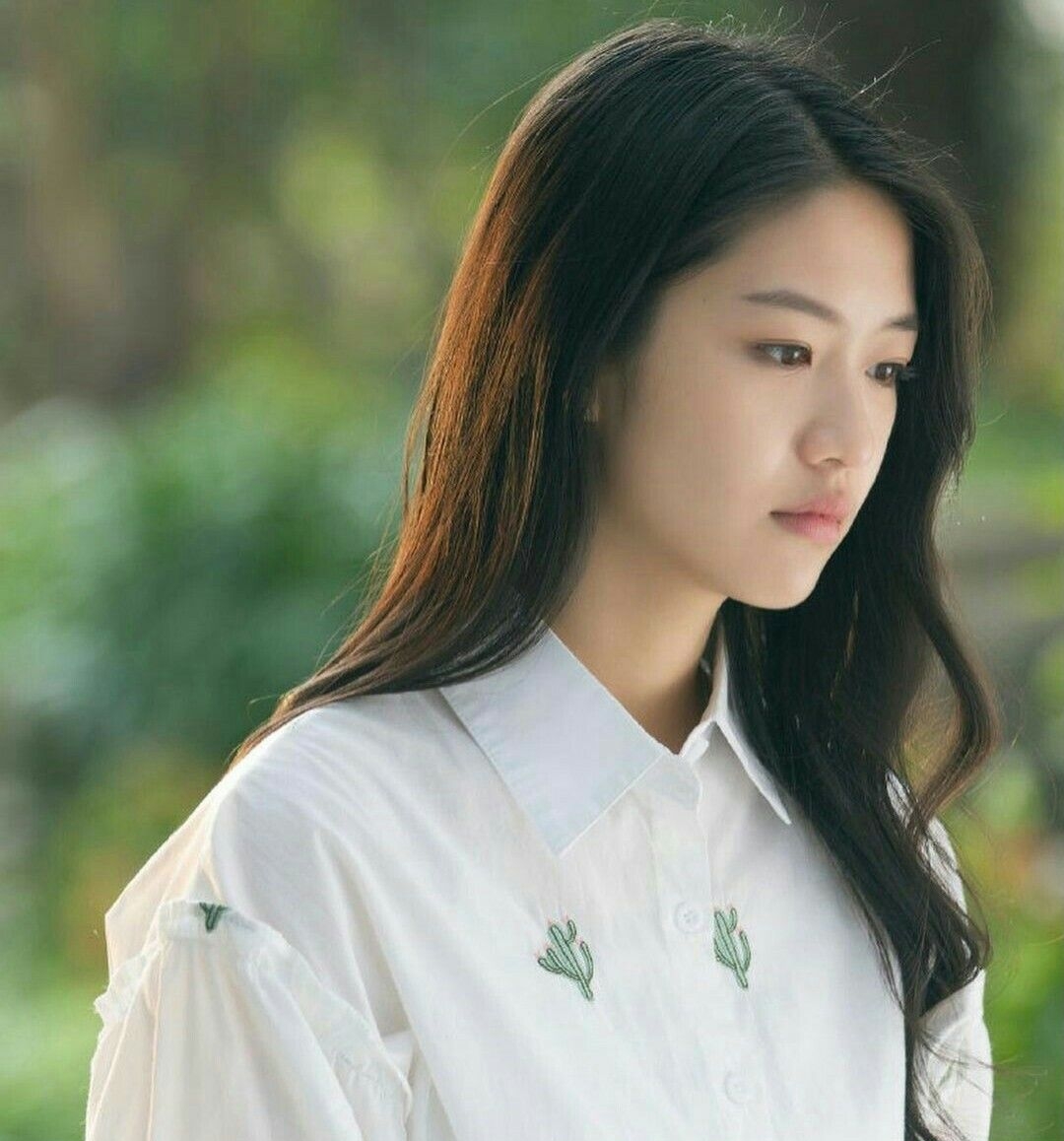 Bắt gặp ngọc nữ màn ảnh vừa hút thuốc vừa đánh bài: Hình tượng ngoan hiền sụp đổ, đừng nhìn mặt mà bắt hình dong