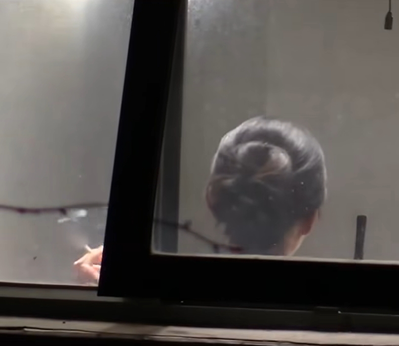 Hướng Hàm Chi bị bắt gặp hút thuốc và chơi bài.