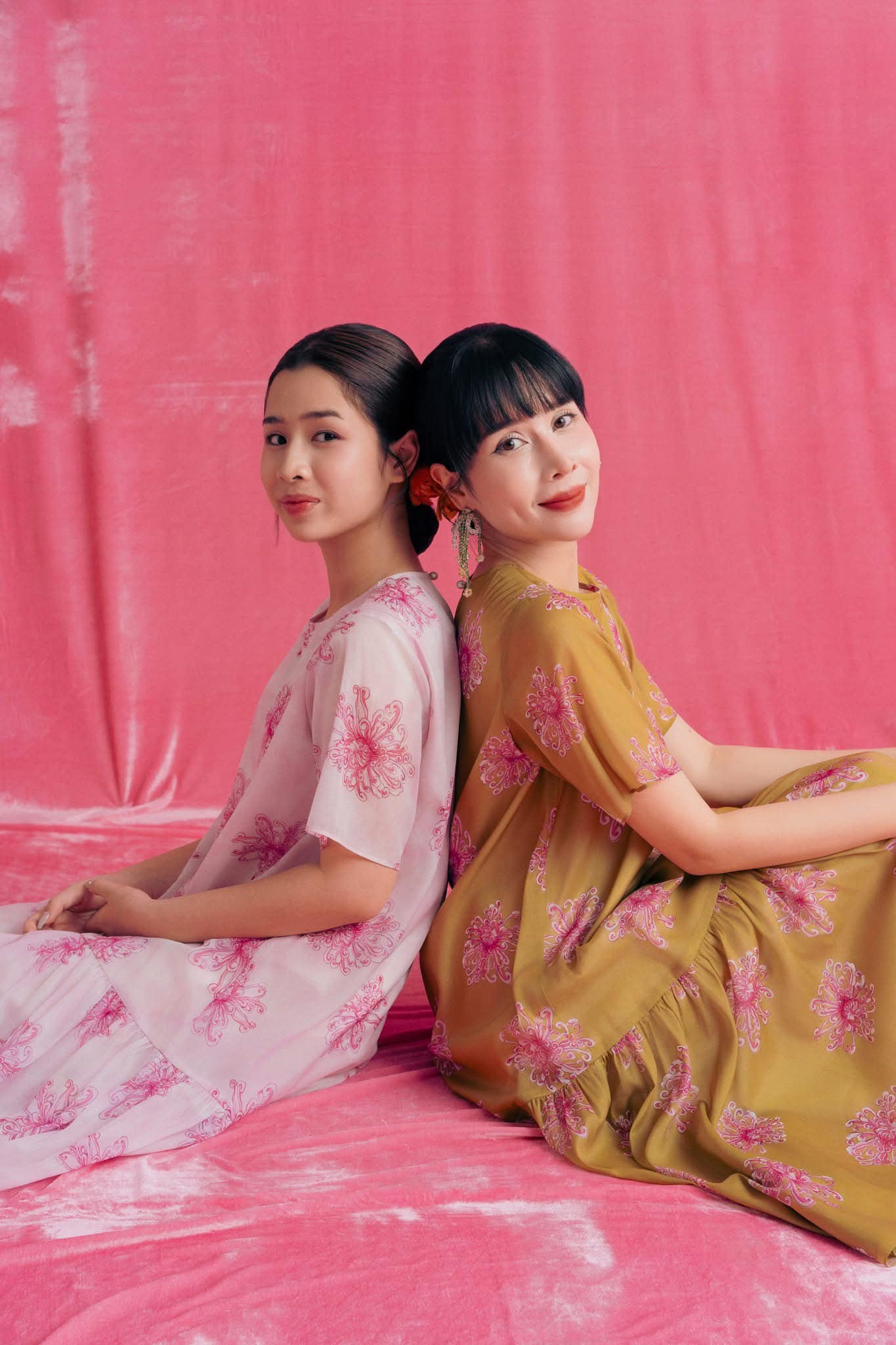 Mina cùng với mẹ trong một bộ ảnh gia đình