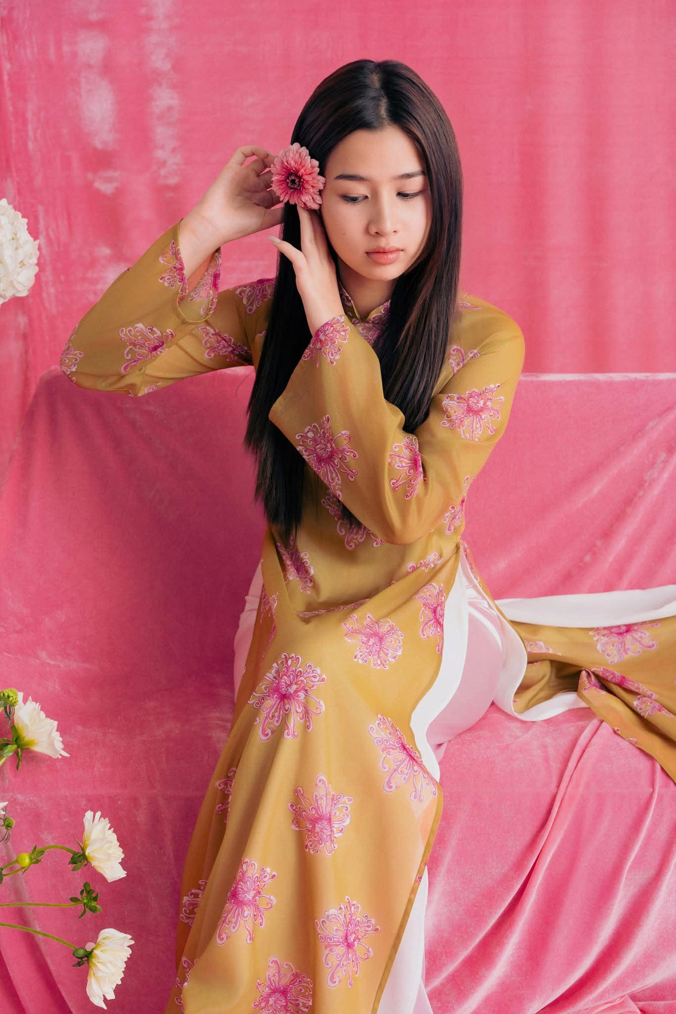 Con gái NSƯT Hồ Hoài Anh bước ra, Tóc Tiên sốc