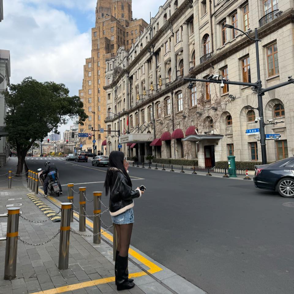 Vóc dáng cao ráo, đôi chân dài và thẳng tắp của Mina