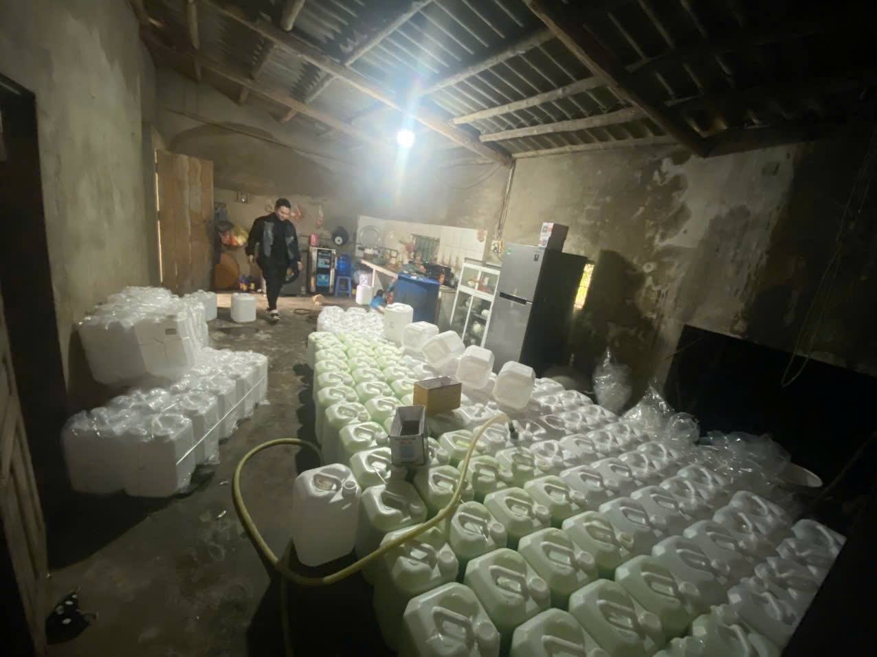 Lực lượng chức năng kiểm tra cơ sở sản xuất rượu của ông L.P.L