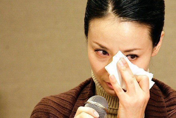 Ok So Ri rơi nước mắt thừa nhận ngoại tình trước công chúng. Ảnh: The Korean Times