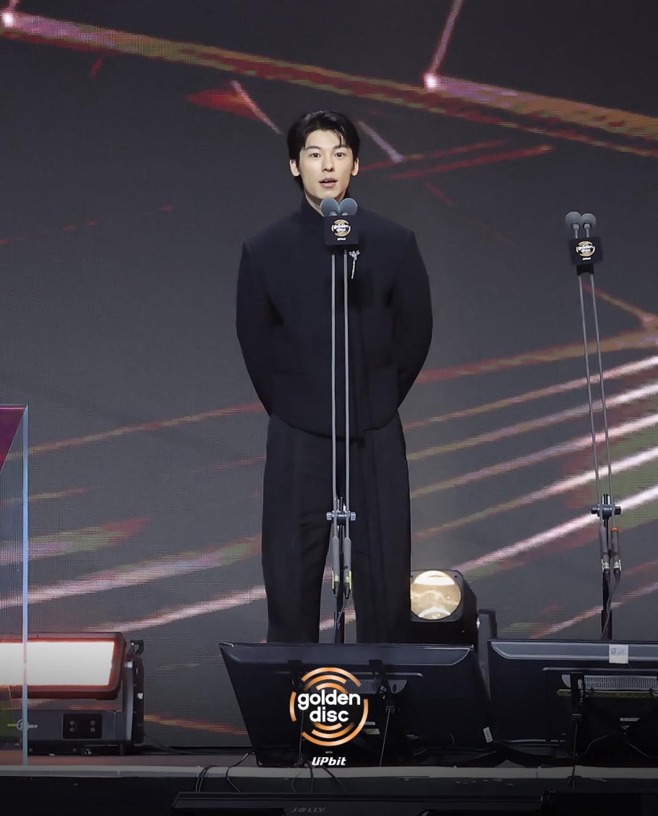 Nam diễn viên được công chúng yêu mến nhờ vẻ ngoài điển trai, nụ cười tỏa nắng và khả năng diễn xuất đa dạng (Ảnh: Golden Disc Awards)