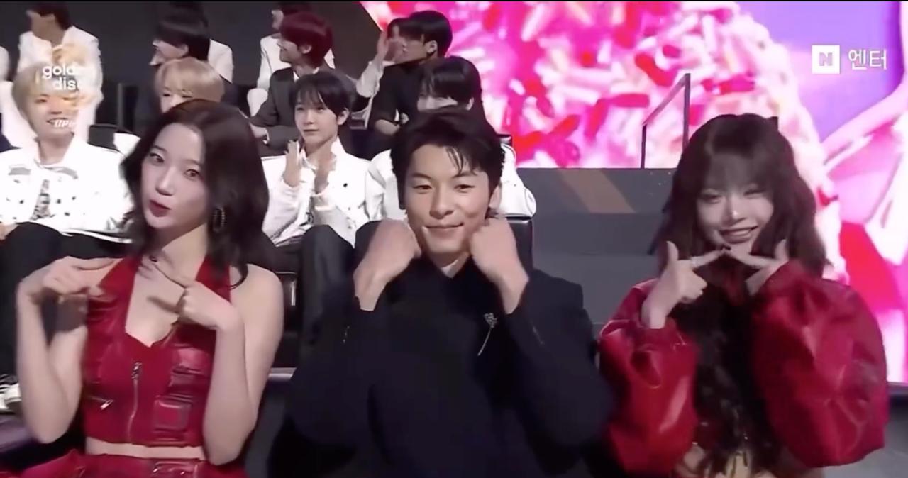 Nam diễn viên vẫn không giấu được sự ngại ngùng khi ngồi giữa hai nữ idol (Ảnh cut từ video)